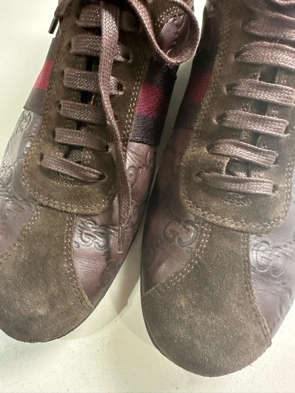 Gucci unisex Brown Signature Leather & Suede Sneaker - Brown/Red Stripe - Picture 3 of 7